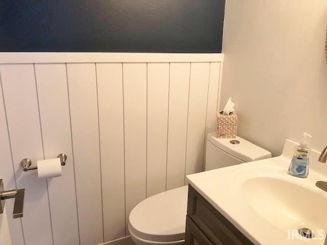 8960 E Hatchery Road, Syracuse, IN 46567