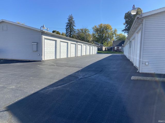 8960 E Hatchery Road, Syracuse, IN 46567