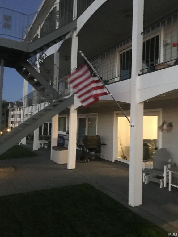 8960 E Hatchery Road, Syracuse, IN 46567