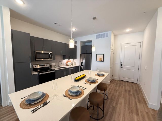 641 W Crosstimbers Street B2.407, Houston, TX 77018