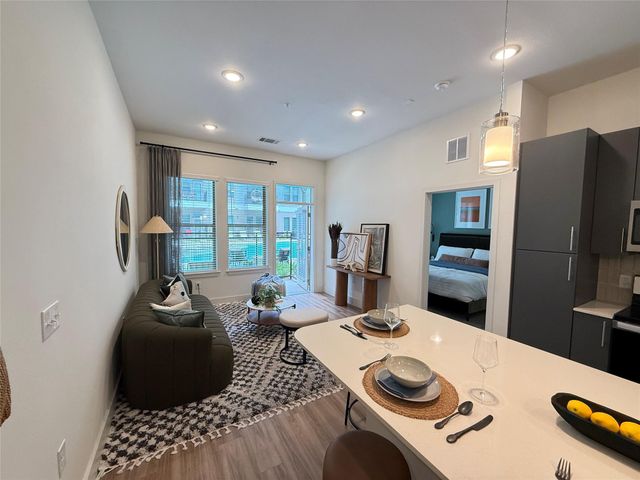 641 W Crosstimbers Street B2.407, Houston, TX 77018