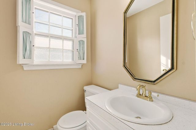 7816 Fairmeadows Ln, Louisville, KY 40222