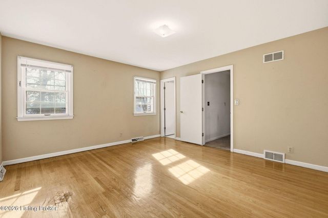 7816 Fairmeadows Ln, Louisville, KY 40222