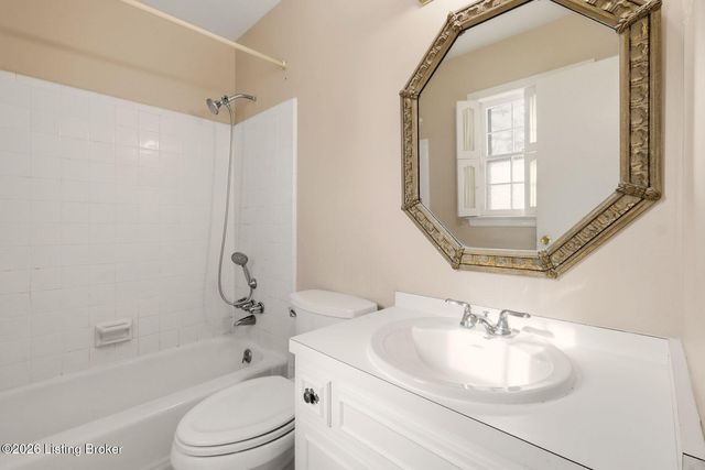 7816 Fairmeadows Ln, Louisville, KY 40222