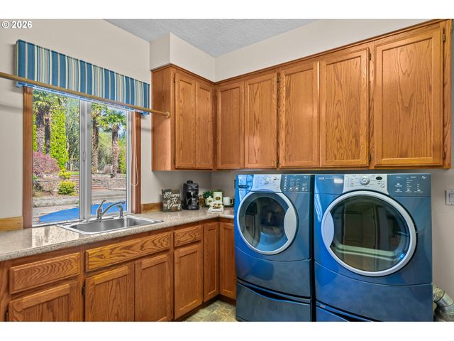 11830 Se EASTBOURNE Ln, Happy Valley, OR 97086