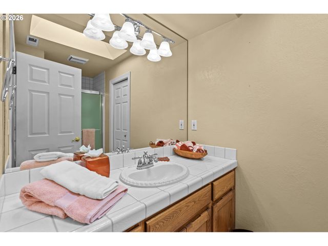 11830 Se EASTBOURNE Ln, Happy Valley, OR 97086