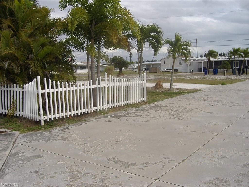 5012 Flamingo DR, ST. JAMES CITY, FL 33956 — photo 2