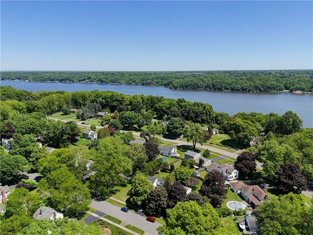 32 Charrington Road, Irondequoit, NY 14609