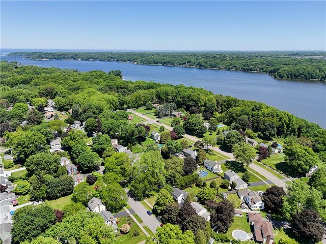 32 Charrington Road, Irondequoit, NY 14609