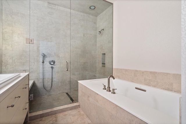 550 N Kingsbury Street 614, Chicago, IL 60654