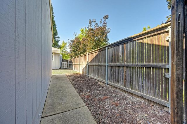 3667 Gold Creek Ln, Sacramento, CA 95827