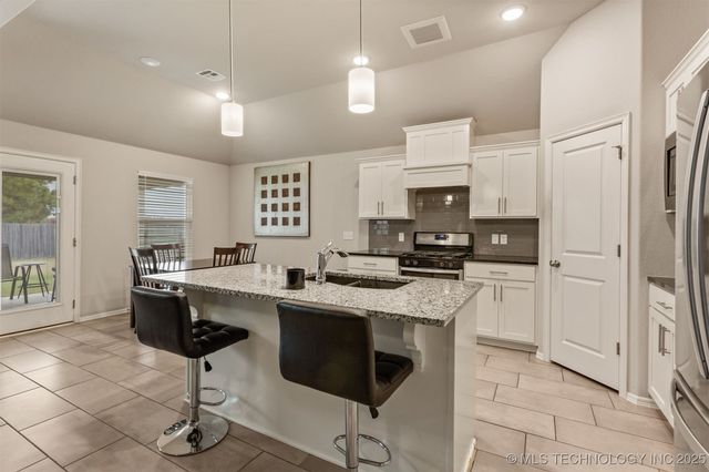 7321 S Hemlock Avenue, Broken Arrow, OK 74011