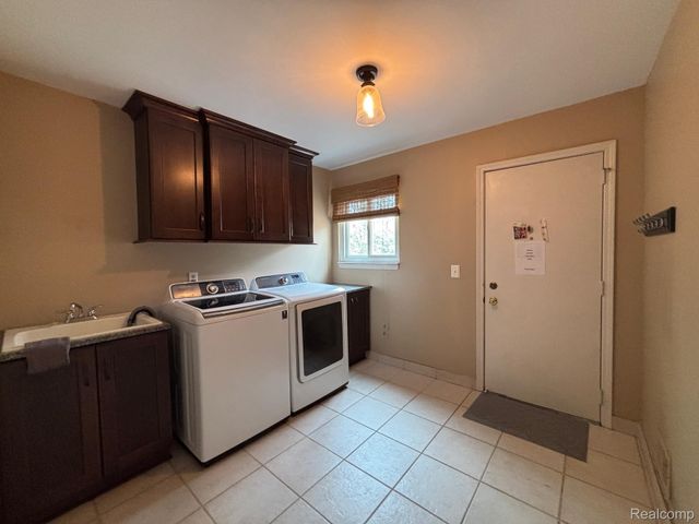 2695 Homewood Drive, Troy, MI 48098