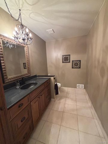 2695 Homewood Drive, Troy, MI 48098