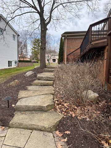 2695 Homewood Drive, Troy, MI 48098