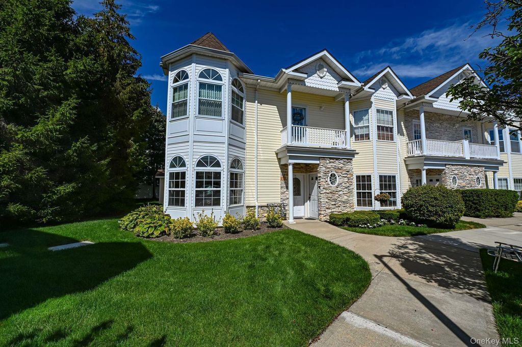 513 Narragansett Villas Drive 513, Lindenhurst, NY 11757