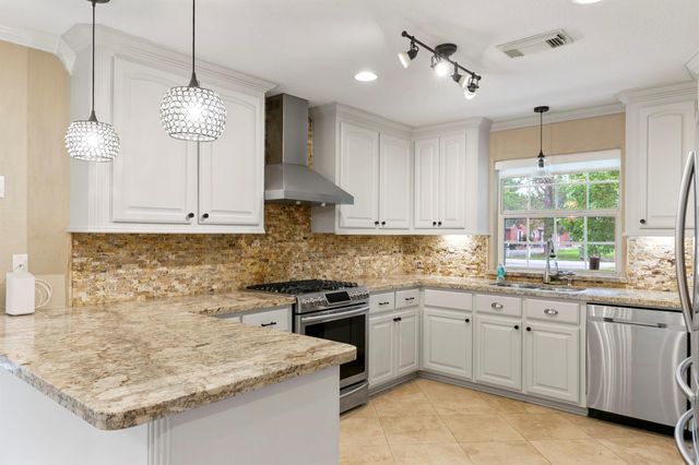 3430 W Meadow Lane, Dickinson, TX 77539