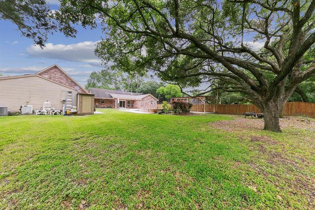 3430 W Meadow Lane, Dickinson, TX 77539