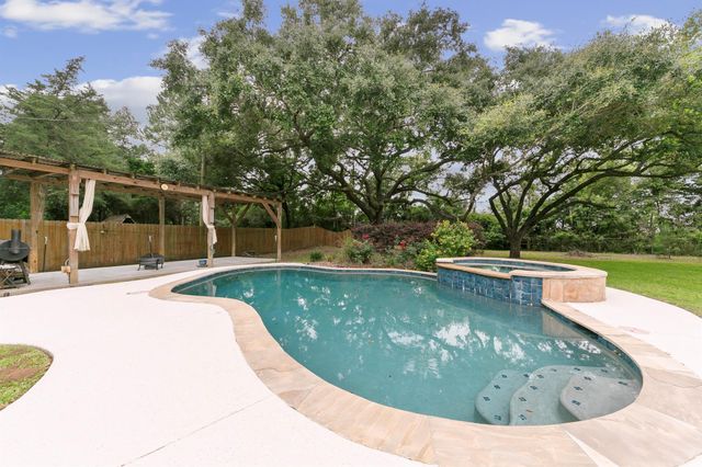 3430 W Meadow Lane, Dickinson, TX 77539