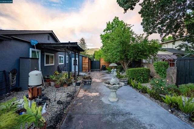 1199 Gamay Dr, Clayton, CA 94517