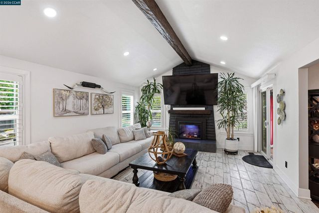 1199 Gamay Dr, Clayton, CA 94517