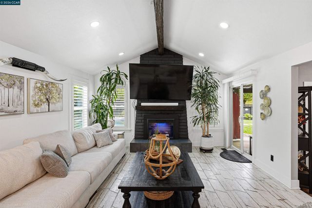 1199 Gamay Dr, Clayton, CA 94517