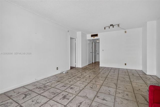 20335 W Country Club Drive 107, Aventura, FL 33180