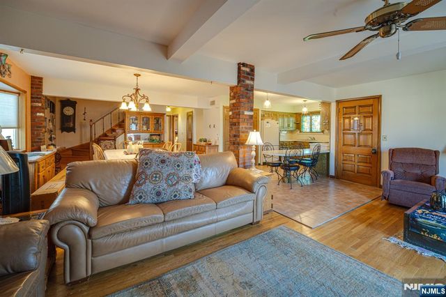 3 Acorn Road, Secaucus, NJ 07094