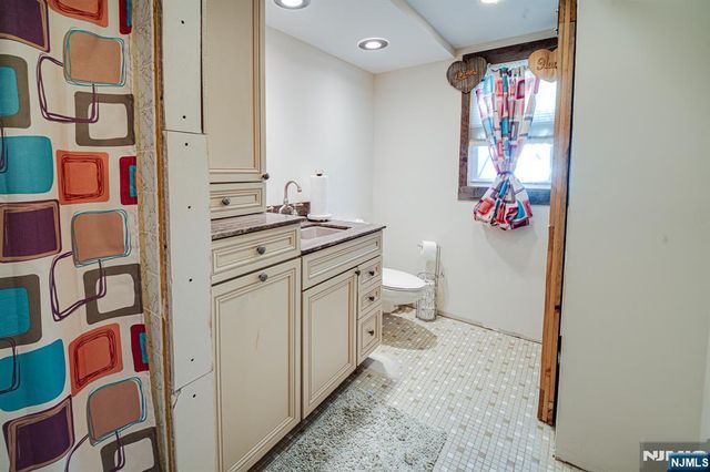 3 Acorn Road, Secaucus, NJ 07094