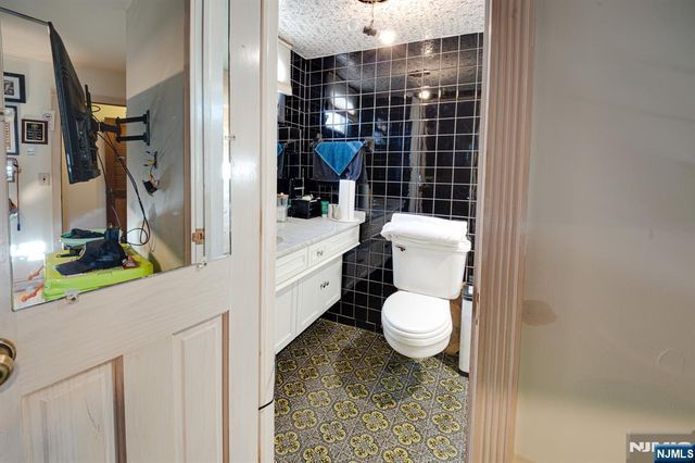 3 Acorn Road, Secaucus, NJ 07094