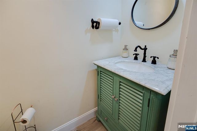 3 Acorn Road, Secaucus, NJ 07094