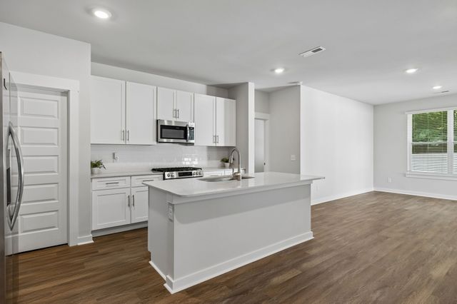 551 Ballard Dr, White House, TN 37188