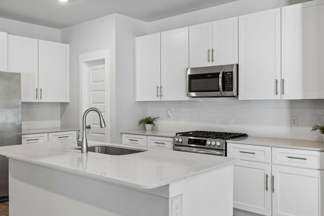 551 Ballard Dr, White House, TN 37188