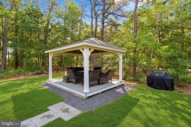 555 EGENOLF PL, Bayville, NJ 08721