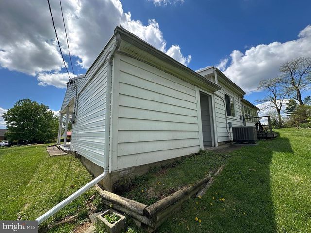 17724 CREST DR, Hagerstown, MD 21740