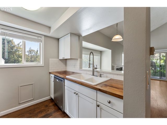 11724 Sw BOONES BEND Dr, Beaverton, OR 97008