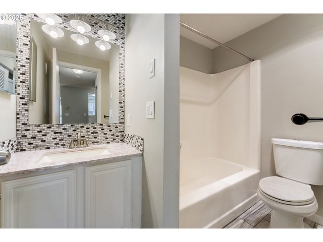 11724 Sw BOONES BEND Dr, Beaverton, OR 97008