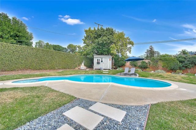 156 S Country Club Rd, Glendora, CA 91741