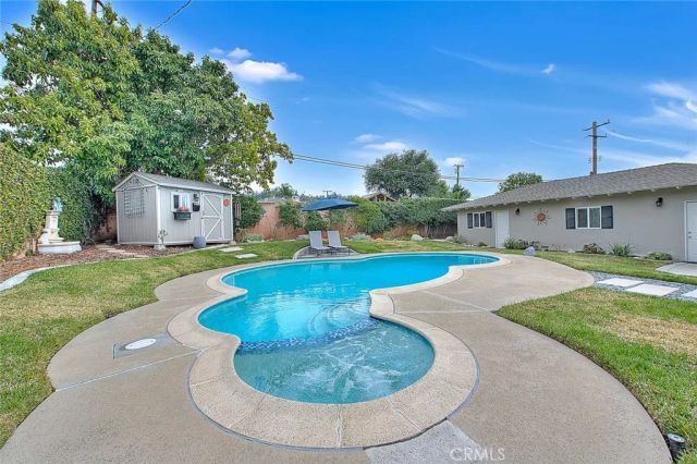 156 S Country Club Rd, Glendora, CA 91741