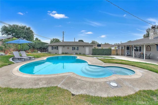 156 S Country Club Rd, Glendora, CA 91741