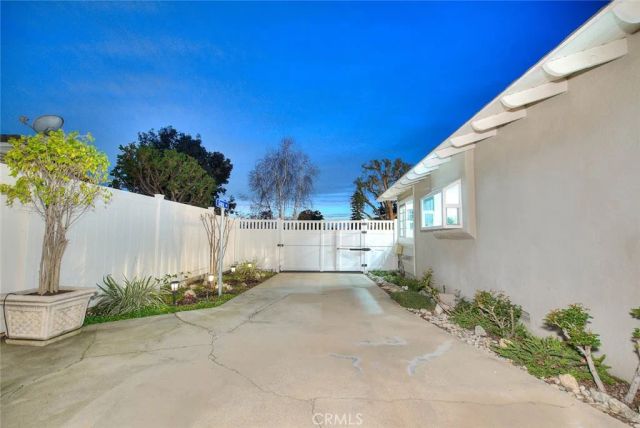 156 S Country Club Rd, Glendora, CA 91741