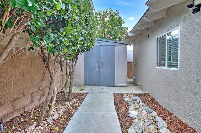 156 S Country Club Rd, Glendora, CA 91741