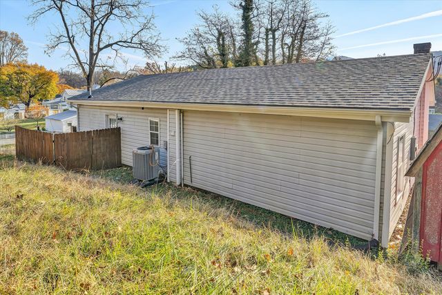 39 Maple AVE, Troutville, VA 24175