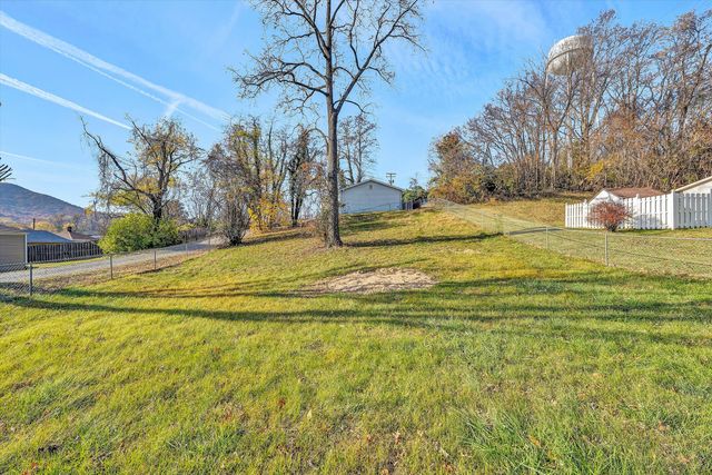 39 Maple AVE, Troutville, VA 24175