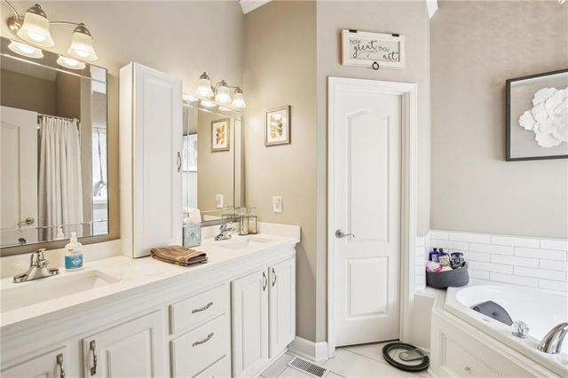 205 DoubleTree Lane, Smithville, MO 64089