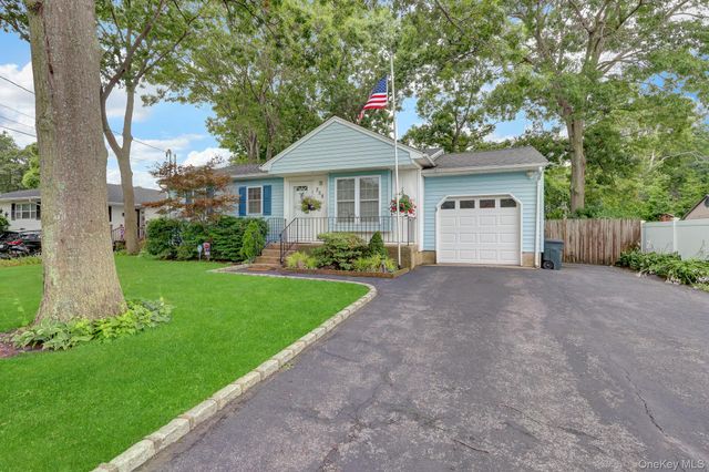 258 Floyd Road, Shirley, NY 11967