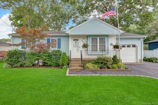 258 Floyd Road, Shirley, NY 11967