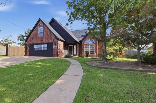 2704 W Montgomery Street, Broken Arrow, OK 74012