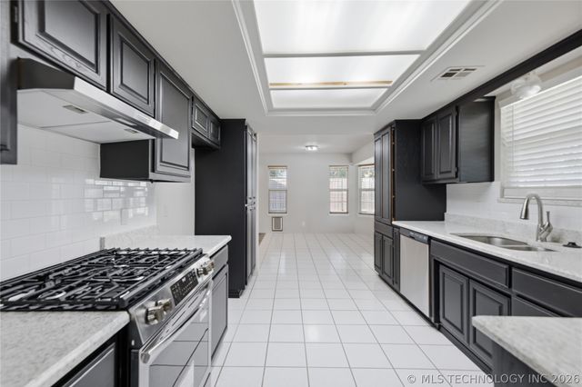2704 W Montgomery Street, Broken Arrow, OK 74012