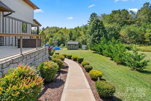 27 Ridge Glen Lane, Leicester, NC 28748